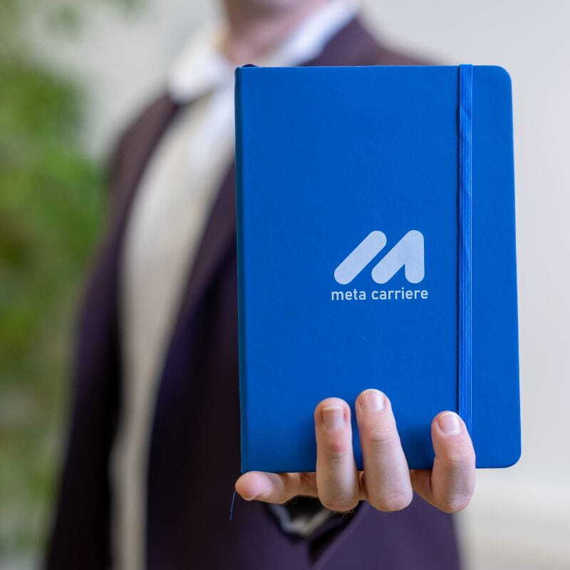 MC - eigen fotos - website element - man met boek blauw