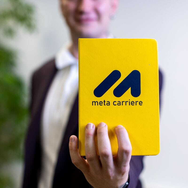 MC - eigen fotos - website element - man met boek geel