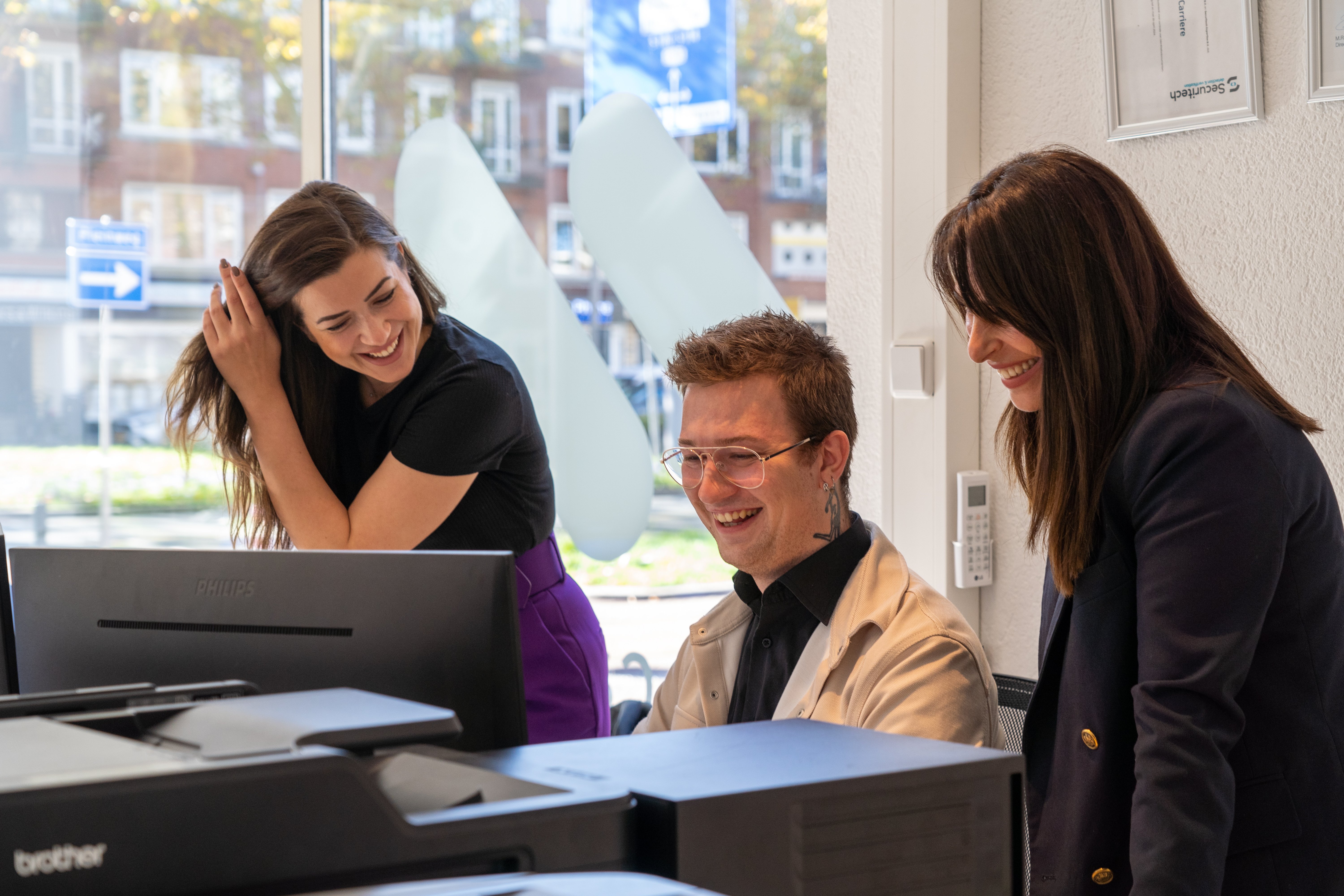 MC - Team achter bureau